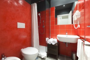 12-guesthousse-sant_angelo-roma-camera-rossa-bagno